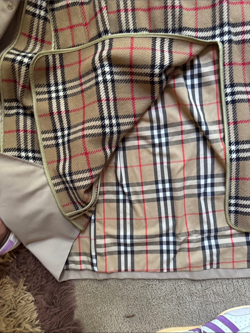 Burberry Beige Trench Coat with Check Lining - Picture 4 of 9